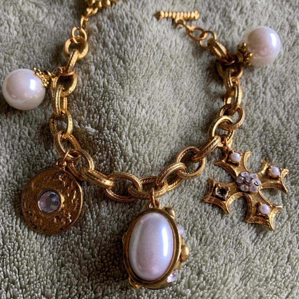 Charm bracket with gold tone and pearl